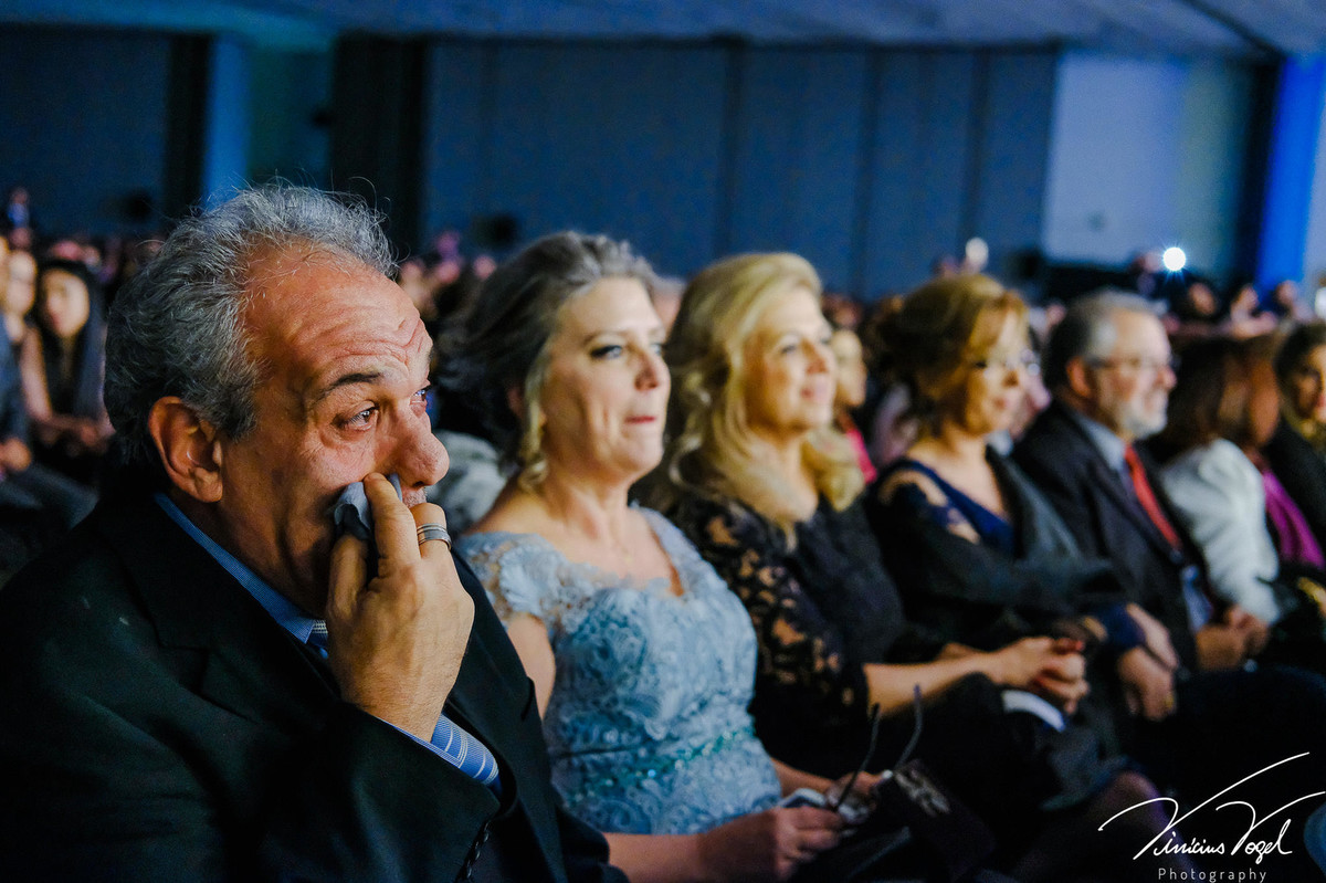 Família emocionada pela Mariana na formatura de Psicologia na PUC, por Vinícius Vogel fotógrafo de Porto Alegre, Região Metropolitana e Serra Gaúcha