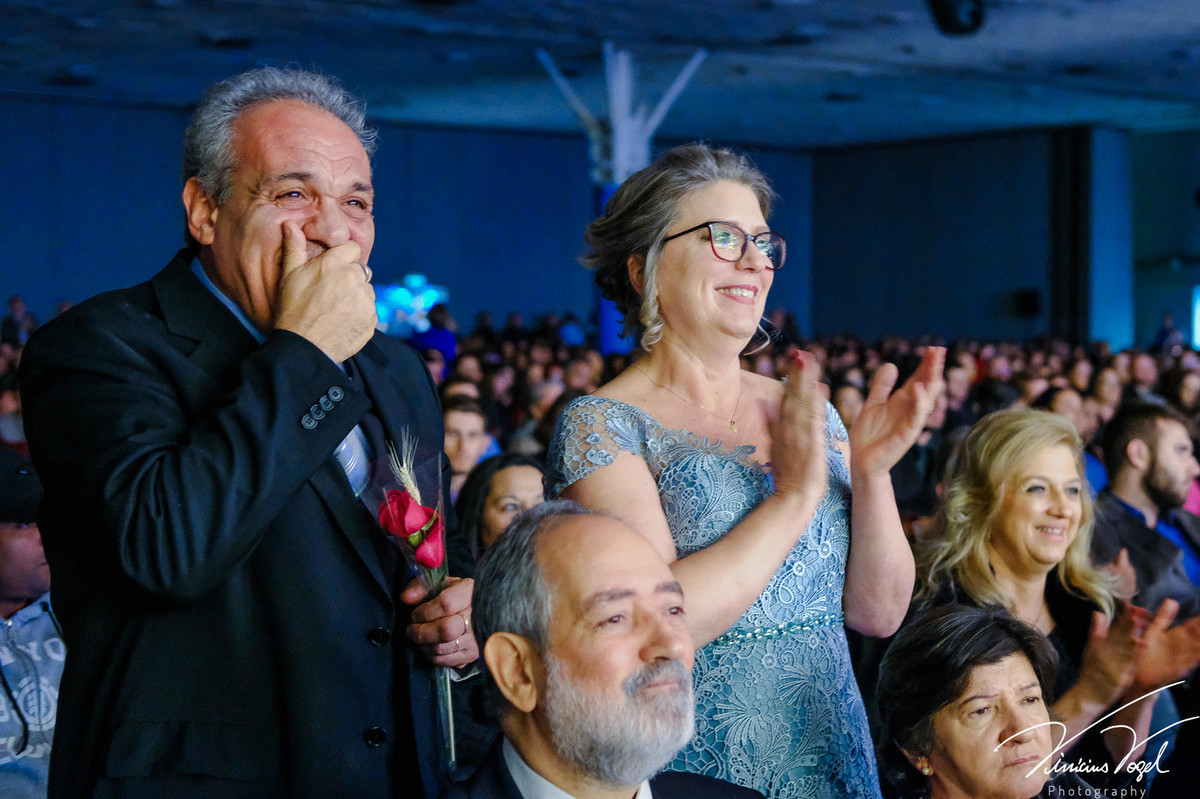 Família emocionada pela Mariana na formatura de Psicologia na PUC, por Vinícius Vogel fotógrafo de Porto Alegre, Região Metropolitana e Serra Gaúcha