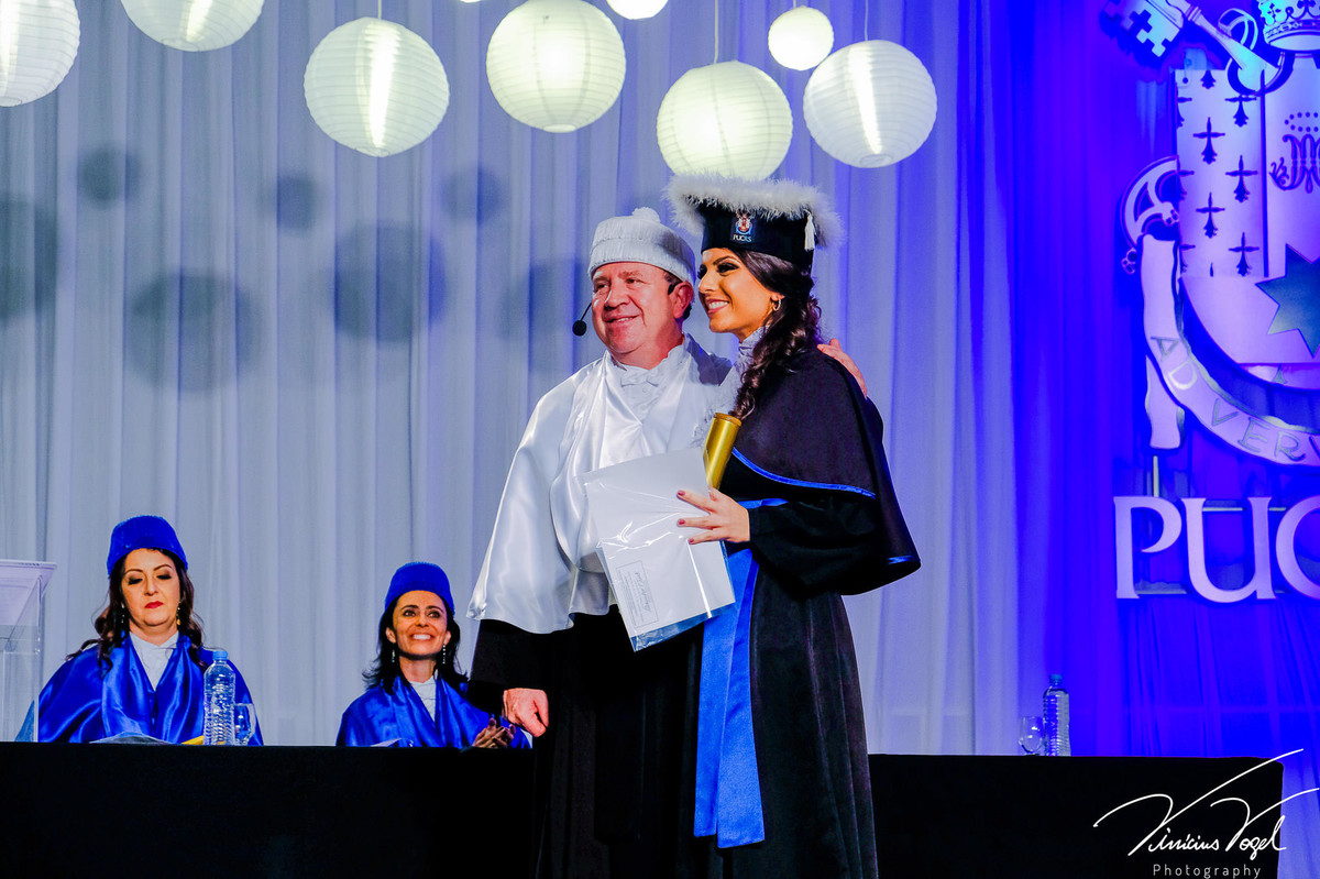 Mariana laureada na formatura de Psicologia na PUC, por Vinícius Vogel fotógrafo de Porto Alegre, Região Metropolitana e Serra Gaúcha