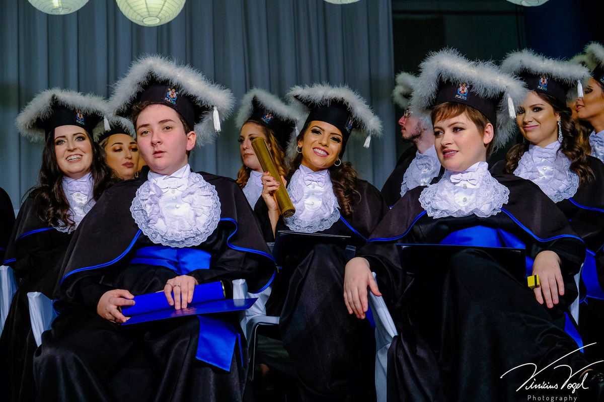 Mariana na formatura de Psicologia na PUC, por Vinícius Vogel fotógrafo de Porto Alegre, Região Metropolitana e Serra Gaúcha