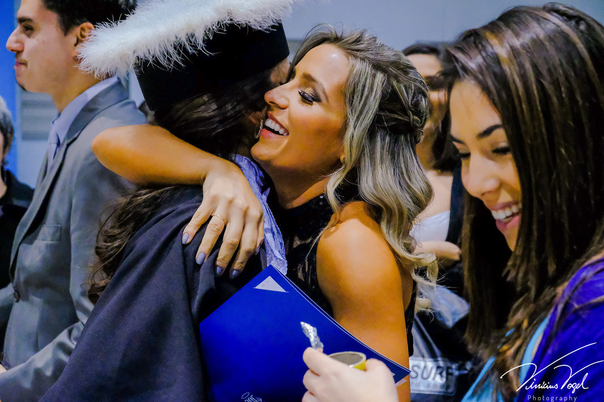 Mariana formanda na formatura de Psicologia na PUC, por Vinícius Vogel fotógrafo de Porto Alegre, Região Metropolitana e Serra Gaúcha