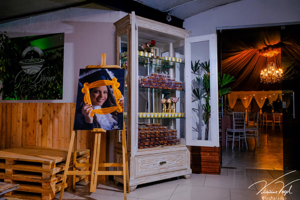 Decoração na recepção da Mariana, no Gota D'Água Eventos, na formatura de Psicologia na PUC, por Vinícius Vogel fotógrafo de Porto Alegre, Região Metropolitana e Serra Gaúcha