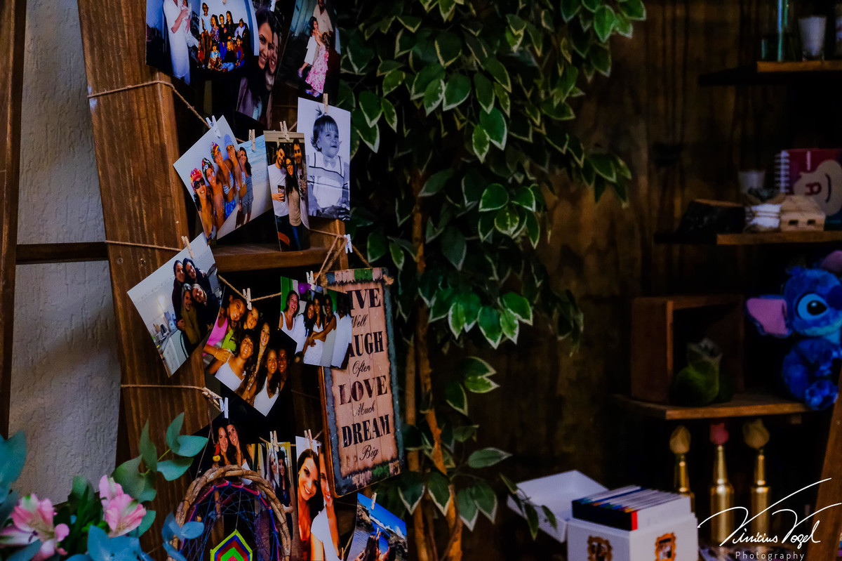 Objetos particulares na Decoração na recepção da Mariana, no Gota D'Água Eventos, na formatura de Psicologia na PUC, por Vinícius Vogel fotógrafo de Porto Alegre, Região Metropolitana e Serra Ga&uacu