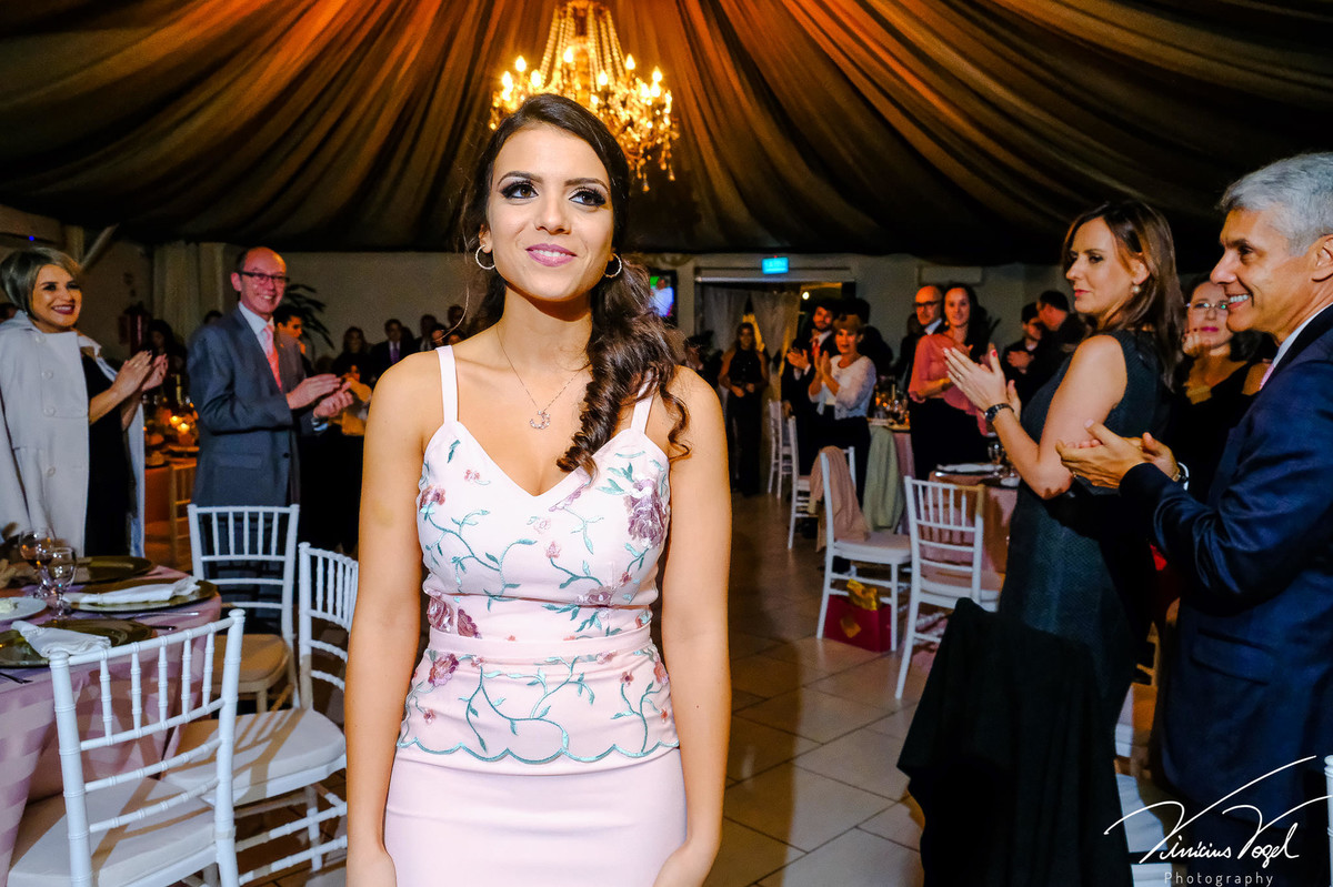 Entrada na recepção da Mariana, no Gota D'Água Eventos, formanda de Psicologia na PUC, por Vinícius Vogel fotógrafo de Porto Alegre, Região Metropolitana e Serra Gaúcha