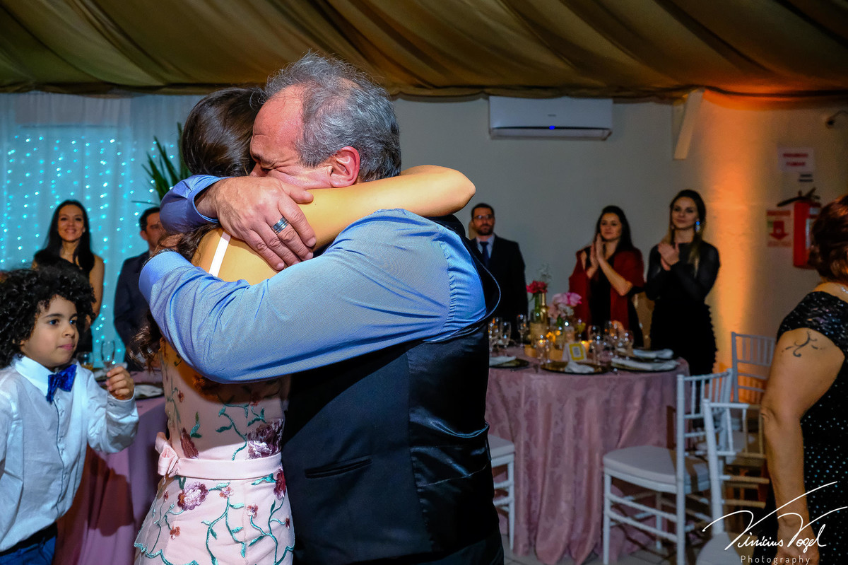 Mariana,  formanda de Psicologia na PUC, abraçando o pai, no Gota D'Água Eventos, por Vinícius Vogel fotógrafo de Porto Alegre, Região Metropolitana e Serra Gaúcha
