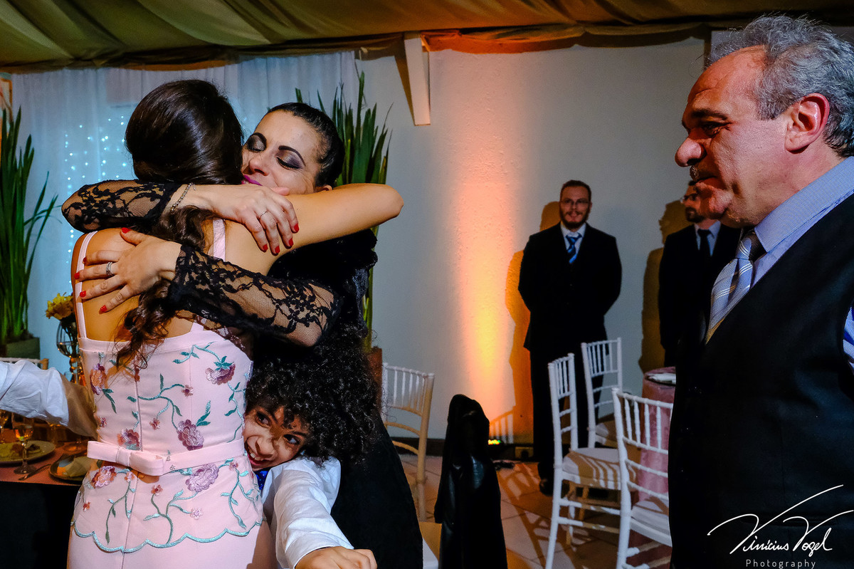 Mariana,  formanda de Psicologia na PUC, abraçando a irmã, no Gota D'Água Eventos, por Vinícius Vogel fotógrafo de Porto Alegre, Região Metropolitana e Serra Gaúcha