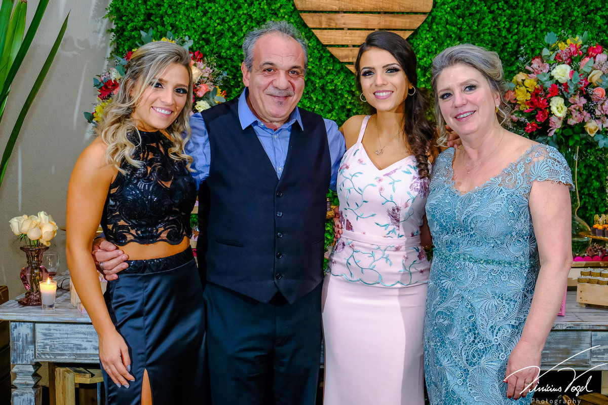 Mariana,  formanda de Psicologia na PUC, na sua recepção, no Gota D'Água Eventos, por Vinícius Vogel fotógrafo de Porto Alegre, Região Metropolitana e Serra Gaúcha