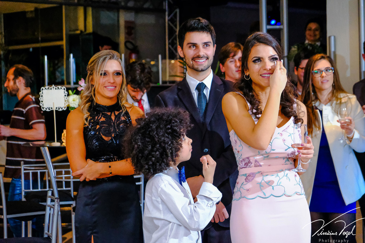 Mariana,  formanda de Psicologia na PUC, na sua recepção, no Gota D'Água Eventos, celebrando com os amigos, por Vinícius Vogel fotógrafo de Porto Alegre, Região Metropolitana e Serra Gaúcha