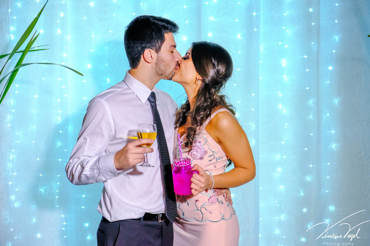 Mariana,  formanda de Psicologia na PUC, na sua recepção, no Gota D'Água Eventos, celebrando com os amigos, por Vinícius Vogel fotógrafo de Porto Alegre, Região Metropolitana e Serra Gaúcha