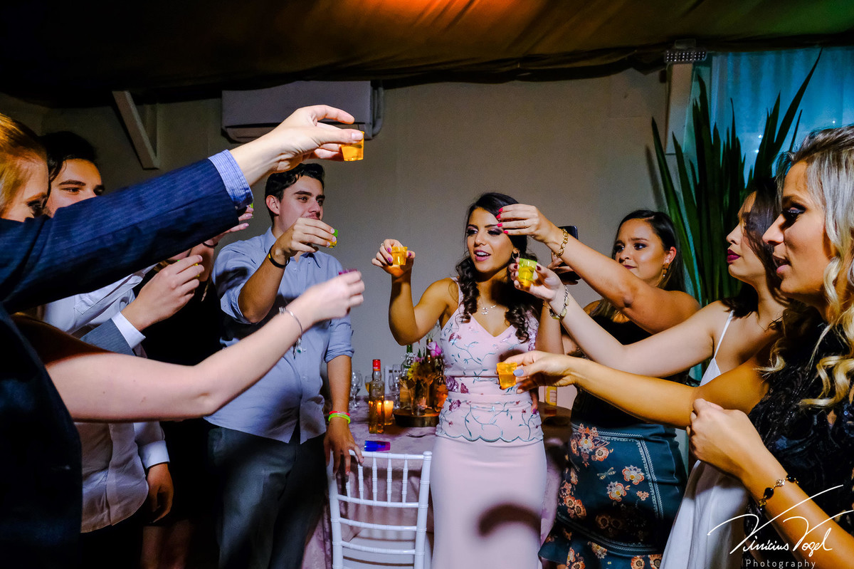 Mariana,  formanda de Psicologia na PUC, na sua recepção, no Gota D'Água Eventos, celebrando com os amigos, por Vinícius Vogel fotógrafo de Porto Alegre, Região Metropolitana e Serra Gaúcha