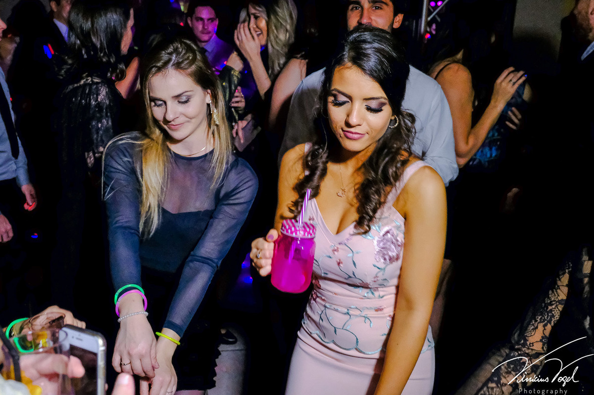 Mariana,  formanda de Psicologia na PUC, na sua recepção, no Gota D'Água Eventos, celebrando com os amigos, por Vinícius Vogel fotógrafo de Porto Alegre, Região Metropolitana e Serra Gaúcha