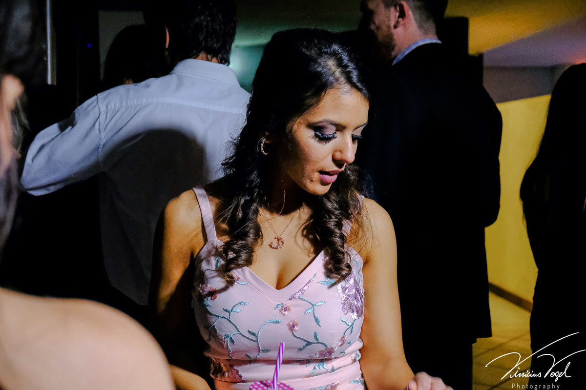 Mariana,  formanda de Psicologia na PUC, na sua recepção, no Gota D'Água Eventos, celebrando com os amigos, por Vinícius Vogel fotógrafo de Porto Alegre, Região Metropolitana e Serra Gaúcha