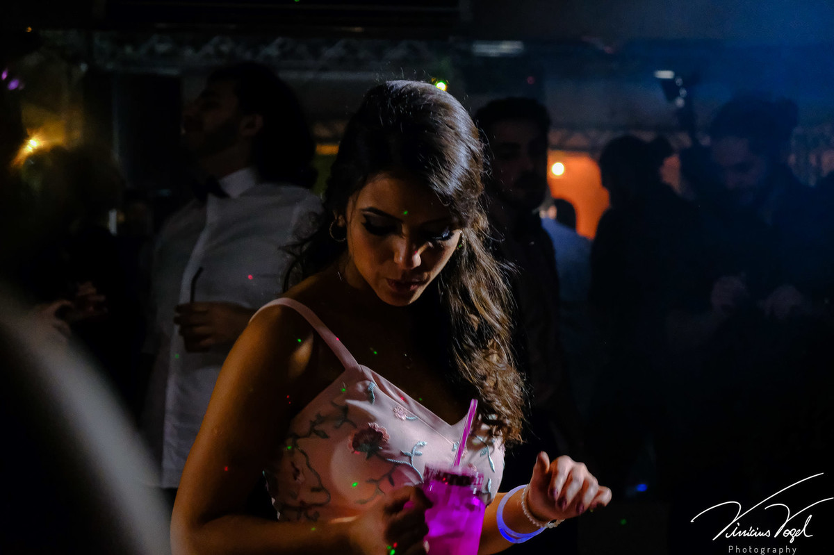 Mariana,  formanda de Psicologia na PUC, na sua recepção, no Gota D'Água Eventos, celebrando com os amigos, por Vinícius Vogel fotógrafo de Porto Alegre, Região Metropolitana e Serra Gaúcha