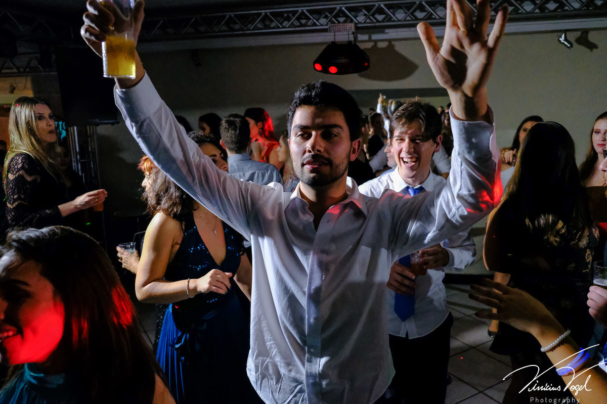 Mariana,  formanda de Psicologia na PUC, na sua recepção, no Gota D'Água Eventos, celebrando com os amigos, por Vinícius Vogel fotógrafo de Porto Alegre, Região Metropolitana e Serra Gaúcha