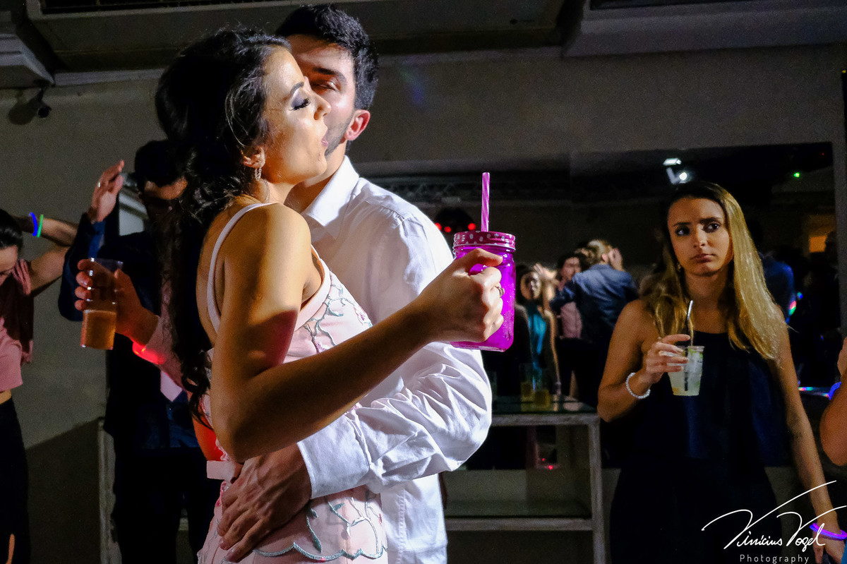 Mariana,  formanda de Psicologia na PUC, na sua recepção, no Gota D'Água Eventos, celebrando com os amigos, por Vinícius Vogel fotógrafo de Porto Alegre, Região Metropolitana e Serra Gaúcha