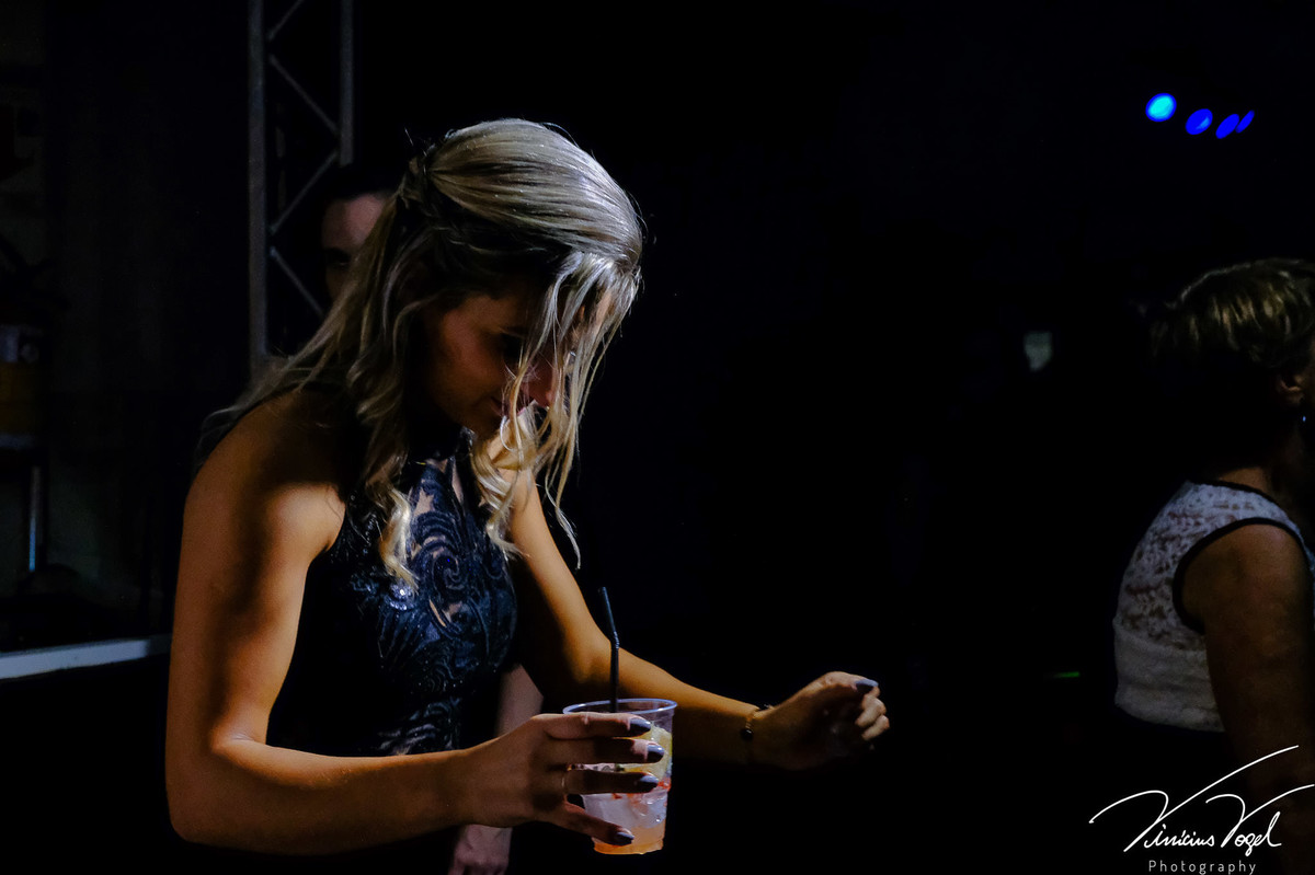 Mariana,  formanda de Psicologia na PUC, na sua recepção, no Gota D'Água Eventos, celebrando com os amigos, por Vinícius Vogel fotógrafo de Porto Alegre, Região Metropolitana e Serra Gaúcha