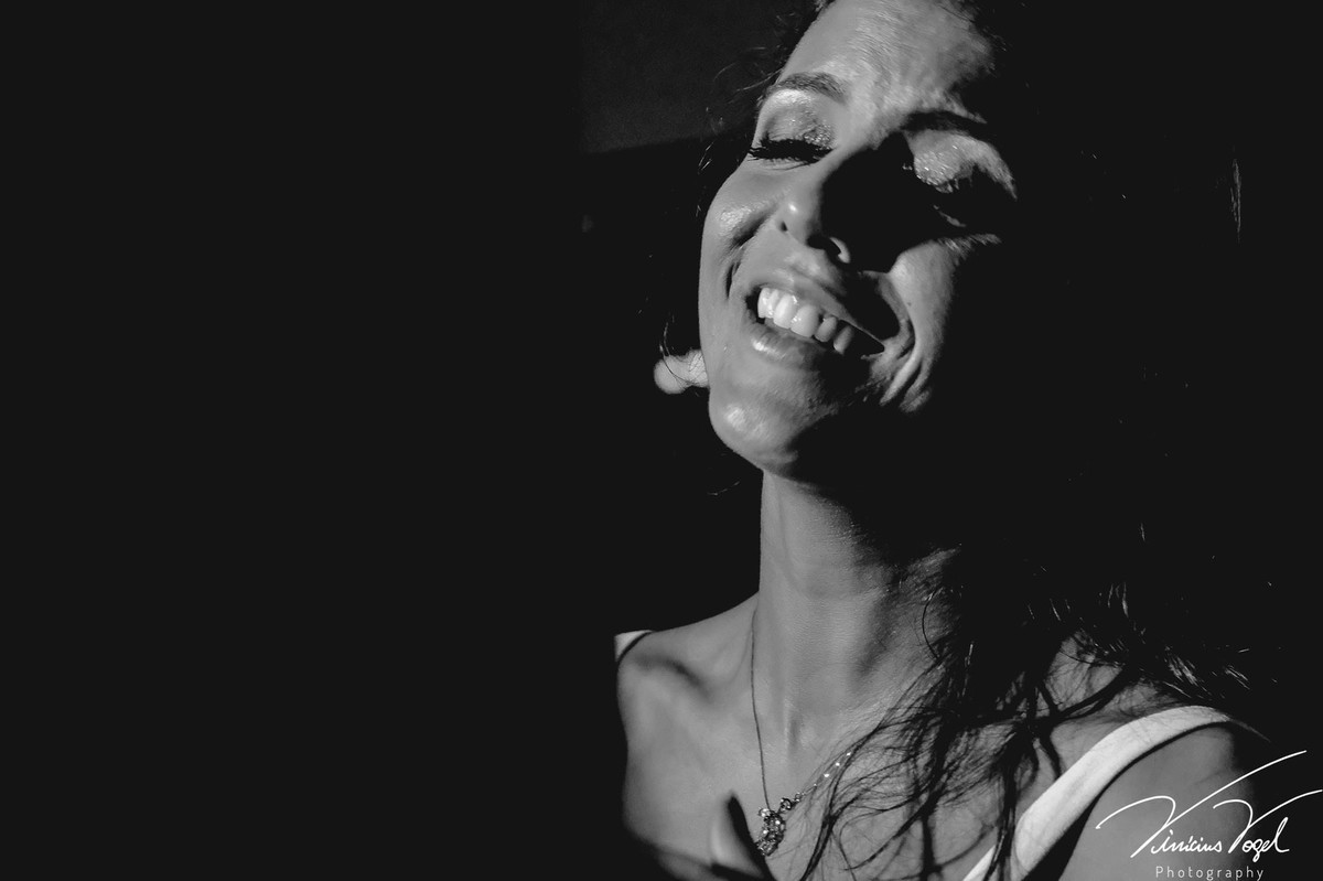 Mariana,  formanda de Psicologia na PUC, na sua recepção, no Gota D'Água Eventos, celebrando com os amigos, por Vinícius Vogel fotógrafo de Porto Alegre, Região Metropolitana e Serra Gaúcha