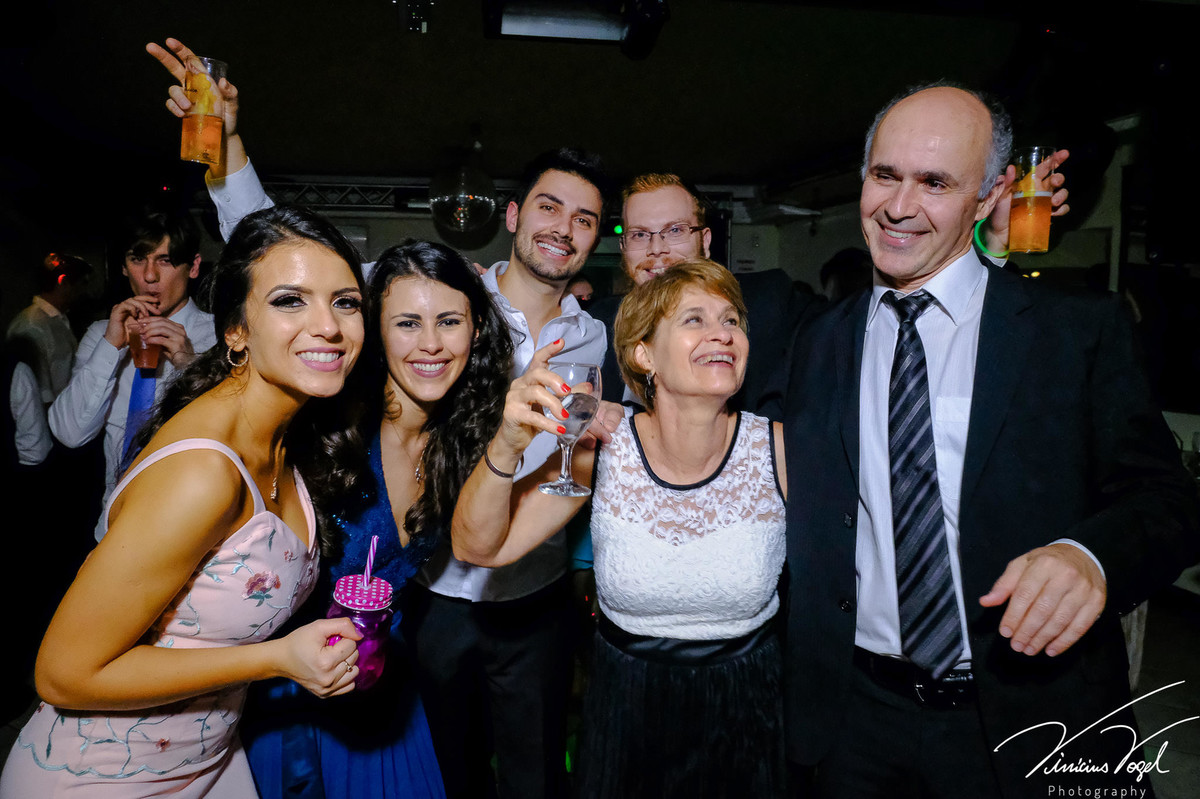 Mariana,  formanda de Psicologia na PUC, na sua recepção, no Gota D'Água Eventos, celebrando com os amigos, por Vinícius Vogel fotógrafo de Porto Alegre, Região Metropolitana e Serra Gaúcha