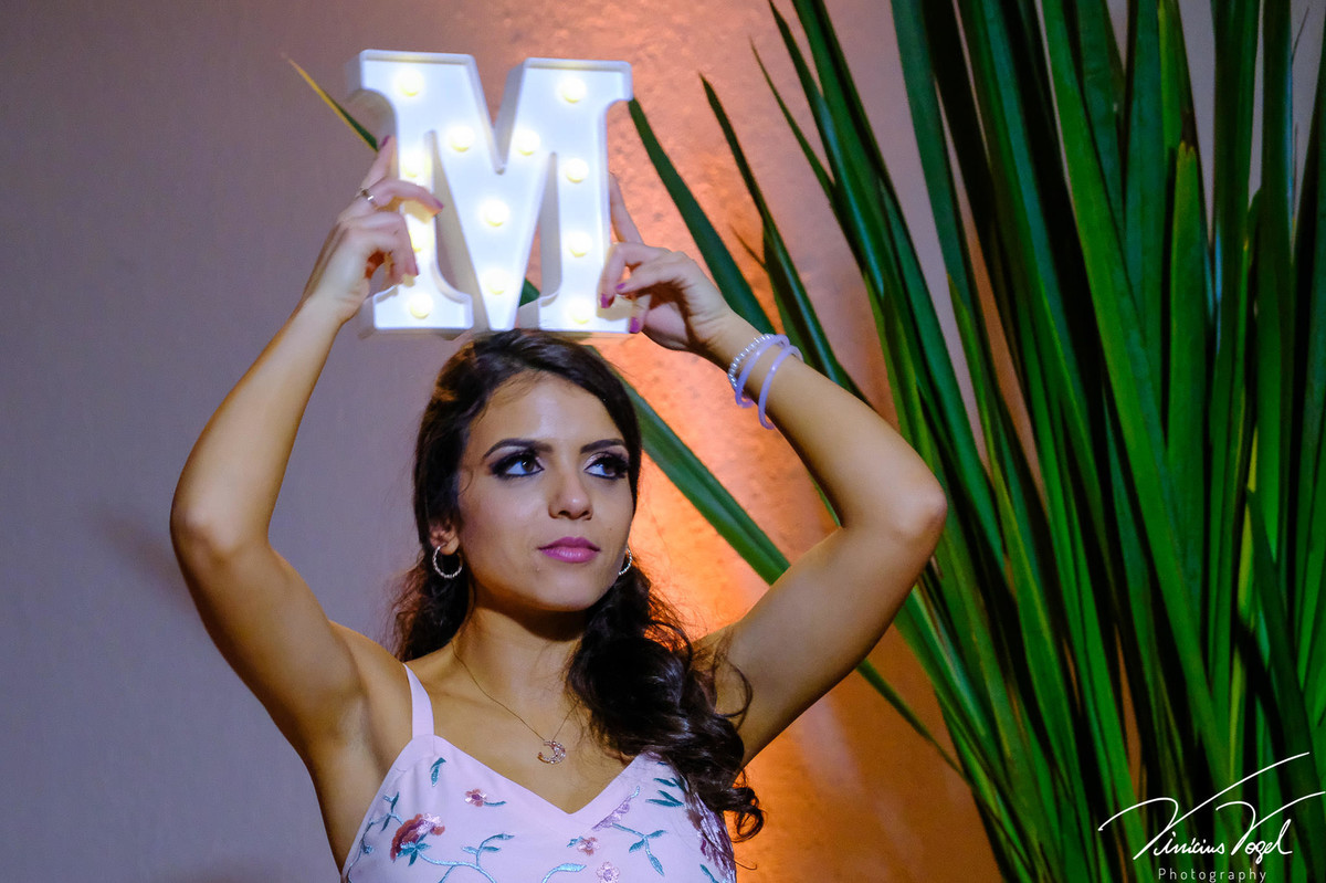 Mariana,  formanda de Psicologia na PUC, na sua recepção, no Gota D'Água Eventos, celebrando com os amigos, por Vinícius Vogel fotógrafo de Porto Alegre, Região Metropolitana e Serra Gaúcha