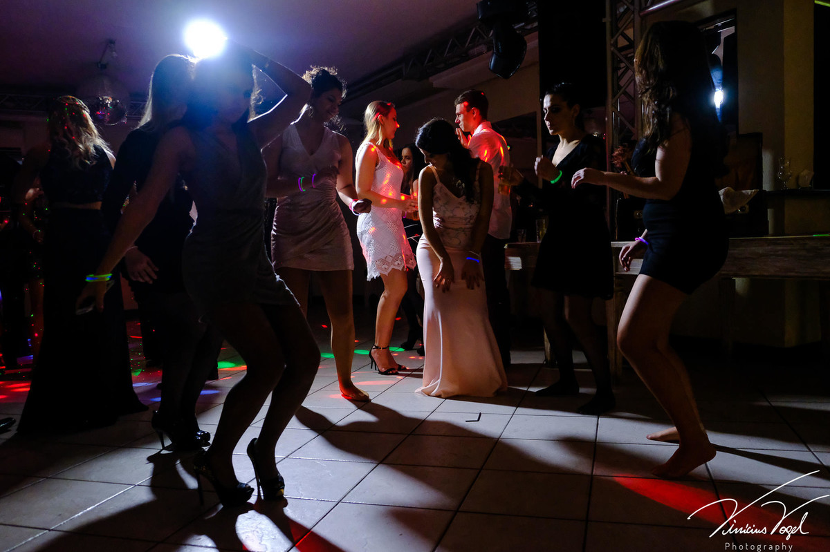 Mariana,  formanda de Psicologia na PUC, na sua recepção, no Gota D'Água Eventos, celebrando com os amigos, por Vinícius Vogel fotógrafo de Porto Alegre, Região Metropolitana e Serra Gaúcha