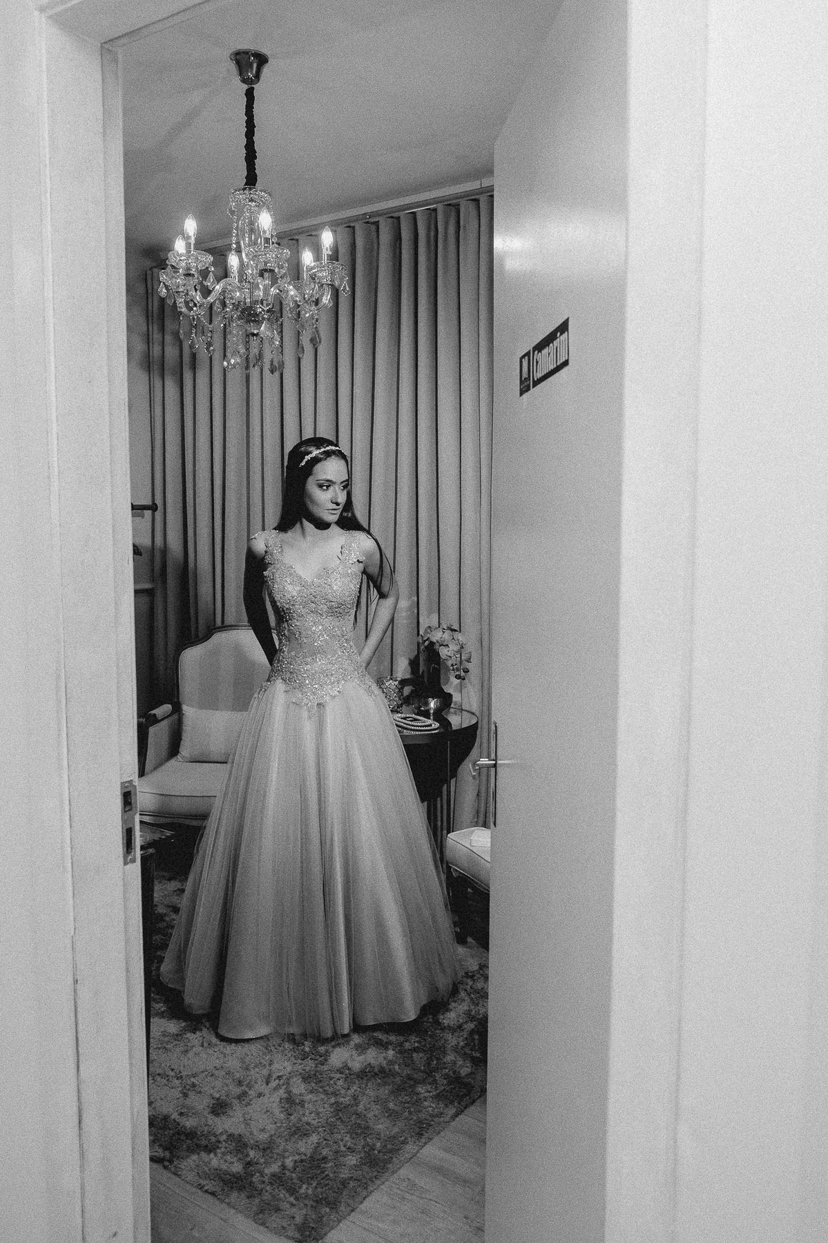 Marina pronta para ir ¡a festa, 15 anos da Marina Pereira, no Salão Westfália da Sociedade Germânia, organizado por Novittá Eventos, pelo fotógrafo Vinícius Vogel, Porto Alegre e região metropolitana