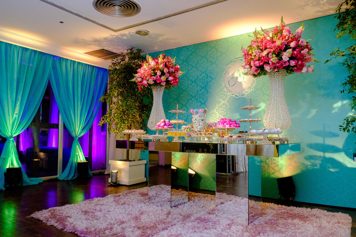 Decoração 15 anos da Marina Pereira, no Salão Westfália da Sociedade Germânia, organizado por Novittá Eventos, pelo fotógrafo Vinícius Vogel, Porto Alegre e região metropolitana