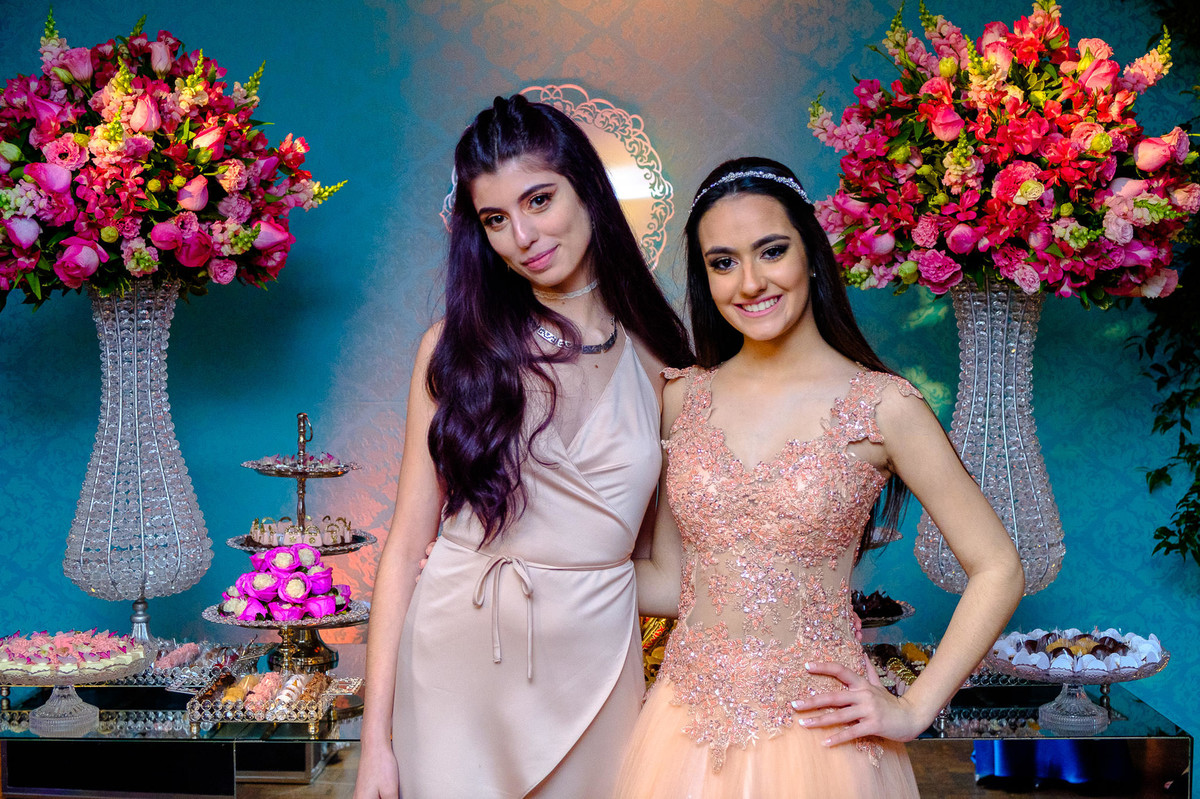 Marina e a irmã 15 anos da Marina Pereira, no Salão Westfália da Sociedade Germânia, organizado por Novittá Eventos, pelo fotógrafo Vinícius Vogel, Porto Alegre e região metropolitana