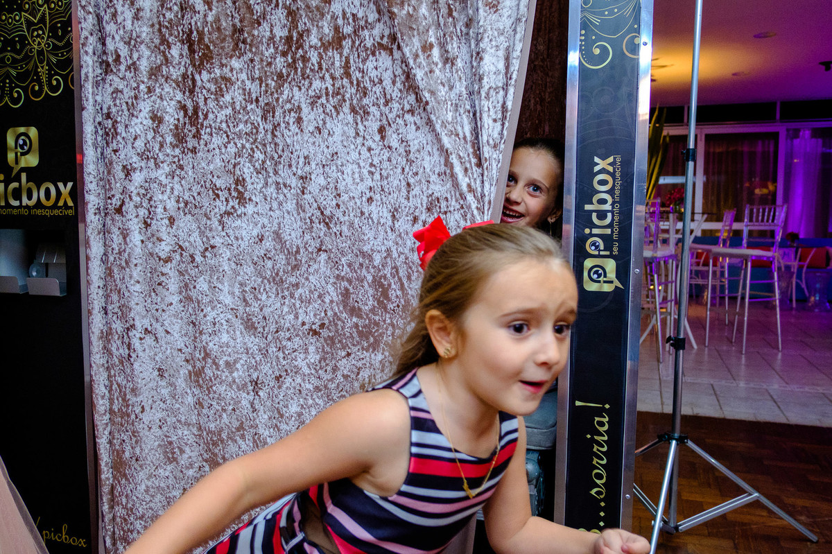 Meninas correndo, 15 anos da Marina Pereira, no Salão Westfália da Sociedade Germânia, organizado por Novittá Eventos, pelo fotógrafo Vinícius Vogel, Porto Alegre e região metropolitana