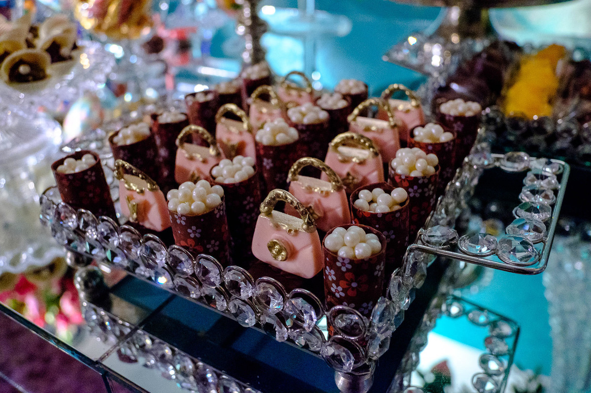 doce em formato de bolsa, 15 anos da Marina Pereira, no Salão Westfália da Sociedade Germânia, organizado por Novittá Eventos, pelo fotógrafo Vinícius Vogel, Porto Alegre e região metropolitana