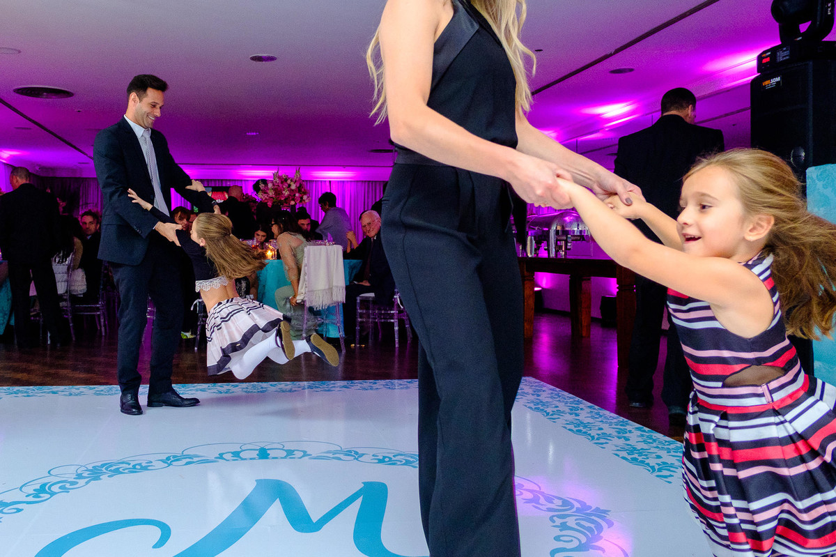 crianças dançando, 15 anos da Marina Pereira, no Salão Westfália da Sociedade Germânia, organizado por Novittá Eventos, pelo fotógrafo Vinícius Vogel, Porto Alegre e região metropolitana