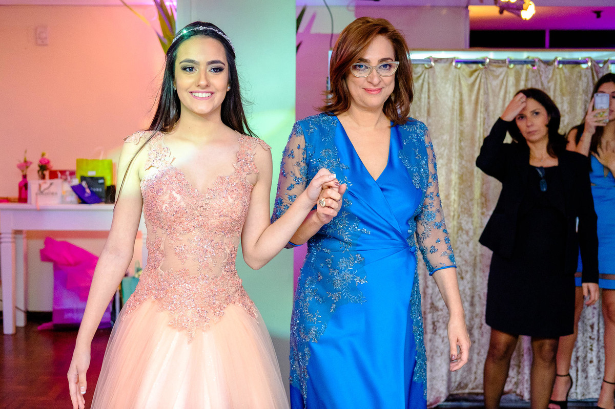 Entrada da debutante, 15 anos da Marina Pereira, no Salão Westfália da Sociedade Germânia, organizado por Novittá Eventos, pelo fotógrafo Vinícius Vogel, Porto Alegre e região metropolitana