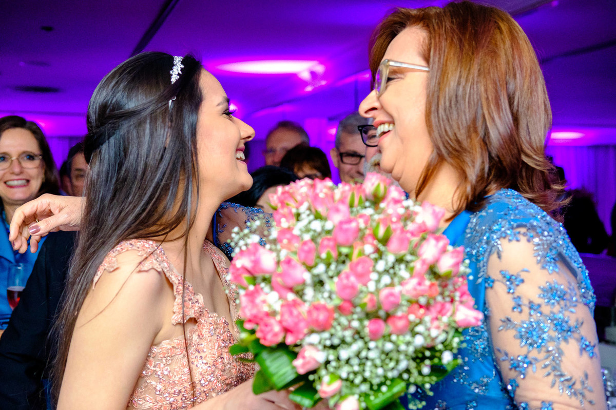 Mãe emocionada, 15 anos da Marina Pereira, no Salão Westfália da Sociedade Germânia, organizado por Novittá Eventos, pelo fotógrafo Vinícius Vogel, Porto Alegre e região metropolitana