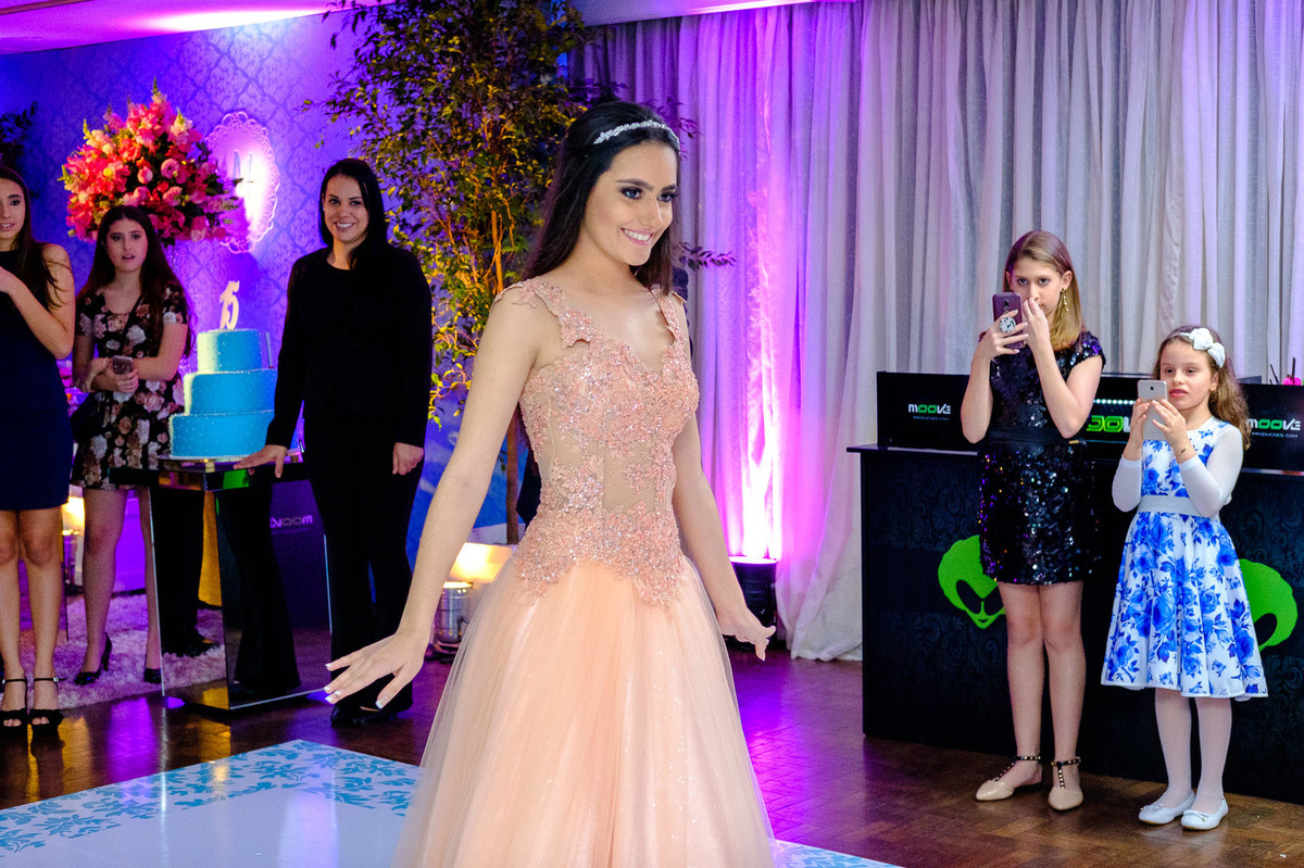 Marina dançando, 15 anos da Marina Pereira, no Salão Westfália da Sociedade Germânia, organizado por Novittá Eventos, pelo fotógrafo Vinícius Vogel, Porto Alegre e região metropolitana