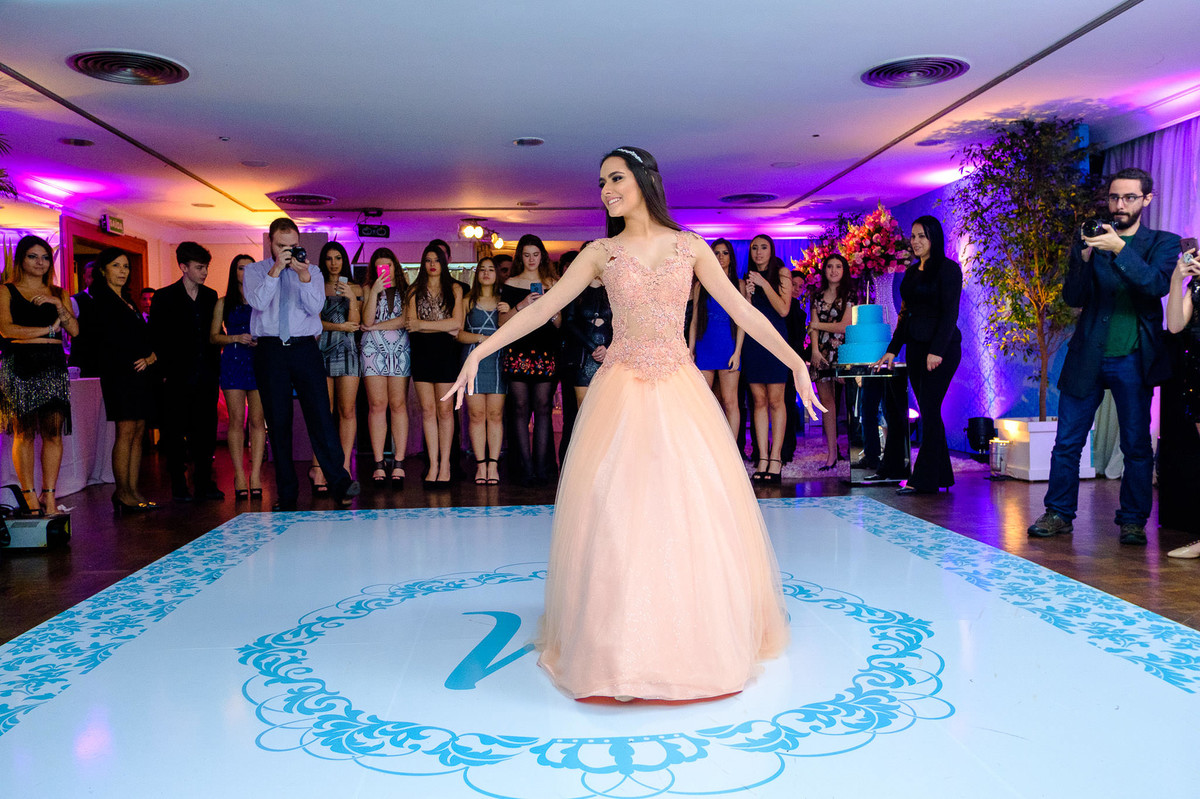 Marina dançando, 15 anos da Marina Pereira, no Salão Westfália da Sociedade Germânia, organizado por Novittá Eventos, pelo fotógrafo Vinícius Vogel, Porto Alegre e região metropolitana