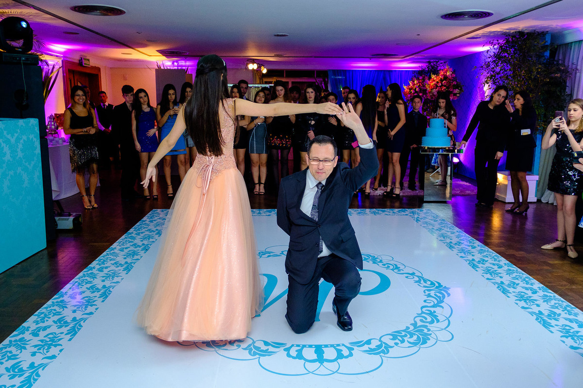 Marina na pista de dança, 15 anos da Marina Pereira, no Salão Westfália da Sociedade Germânia, organizado por Novittá Eventos, pelo fotógrafo Vinícius Vogel, Porto Alegre e região metropolitana