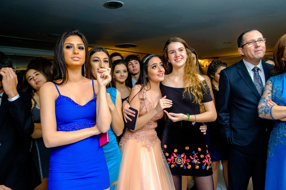 emocionada abraçåndo as amigas, 15 anos da Marina Pereira, no Salão Westfália da Sociedade Germânia, organizado por Novittá Eventos, pelo fotógrafo Vinícius Vogel, Porto Alegre e região metropol