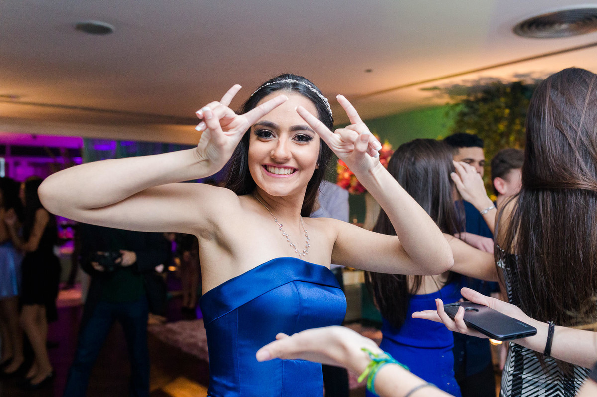 posando pra foto, 15 anos da Marina Pereira, no Salão Westfália da Sociedade Germânia, organizado por Novittá Eventos, pelo fotógrafo Vinícius Vogel, Porto Alegre e região metropolitana