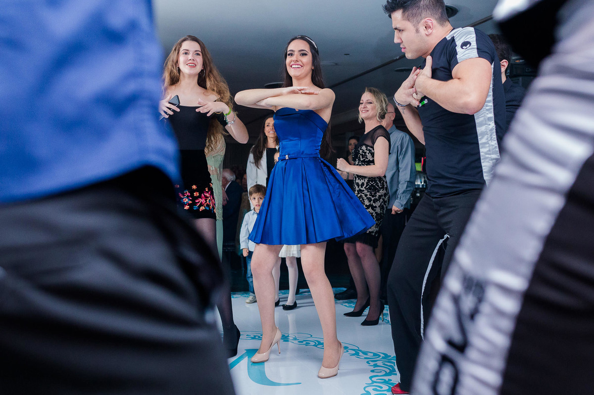 dançando na festa, 15 anos da Marina Pereira, no Salão Westfália da Sociedade Germânia, organizado por Novittá Eventos, pelo fotógrafo Vinícius Vogel, Porto Alegre e região metropolitana