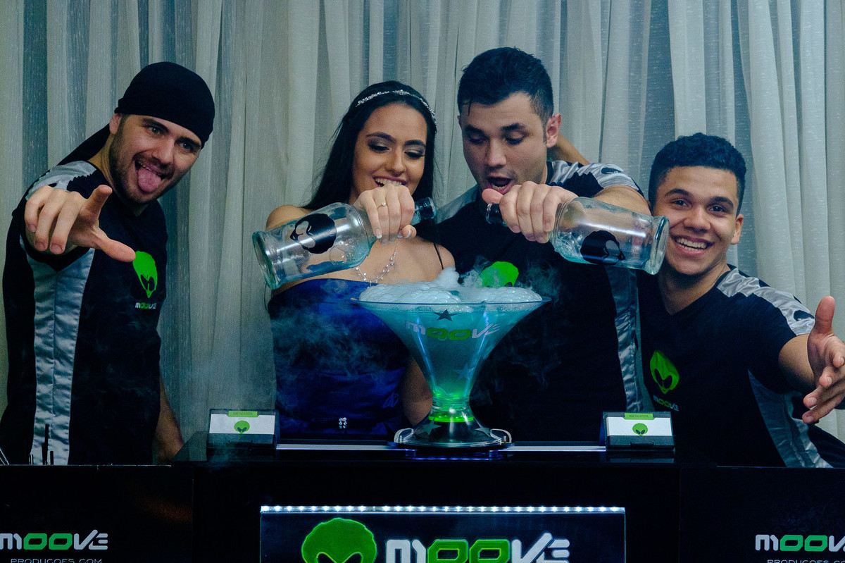 Preparando o drink, 15 anos da Marina Pereira, no Salão Westfália da Sociedade Germânia, organizado por Novittá Eventos, pelo fotógrafo Vinícius Vogel, Porto Alegre e região metropolitana