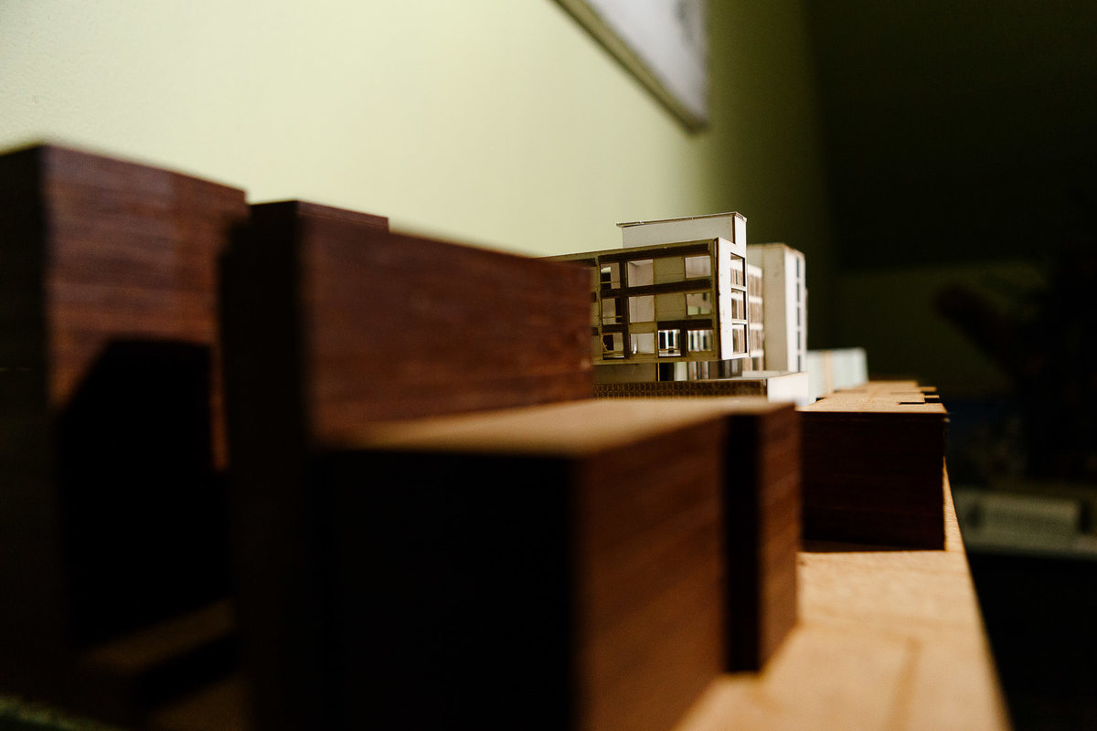 Recepção de Formatura da Isadora Ribeiro, Formanda de Arquitetura pela Uniritter e festa no Veleiros. Ensaio fotográfico com o pôr-do-sol do Guaíba pelo fotógrafo Vinícius Vogel, fotógrafo de Porto Alegre, Região metropolitana e Serra Gaúcha, maquetes