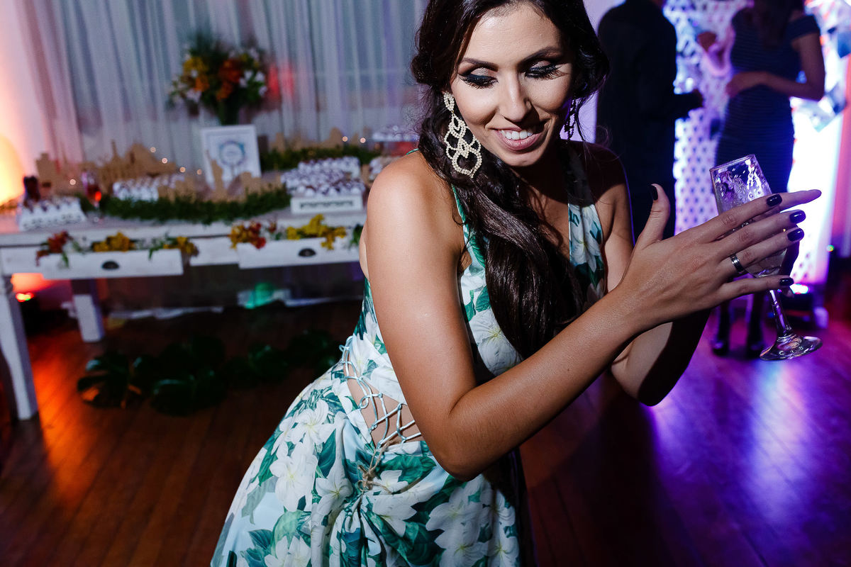 Recepção de Formatura da Isadora Ribeiro, Formanda de Arquitetura pela Uniritter e festa no Veleiros. Ensaio fotográfico com o pôr-do-sol do Guaíba pelo fotógrafo Vinícius Vogel, fotógrafo de Porto Alegre, Região metropolitana e Serra Gaúcha. A dancinha