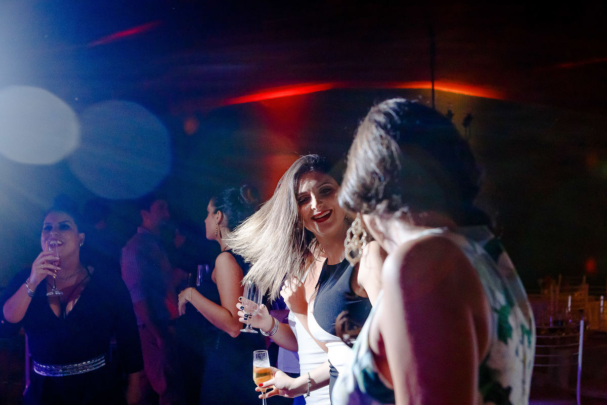 Recepção de Formatura da Isadora Ribeiro, Formanda de Arquitetura pela Uniritter e festa no Veleiros. Ensaio fotográfico com o pôr-do-sol do Guaíba pelo fotógrafo Vinícius Vogel, fotógrafo de Porto Alegre, Região metropolitana e Serra Gaúcha. Dançando