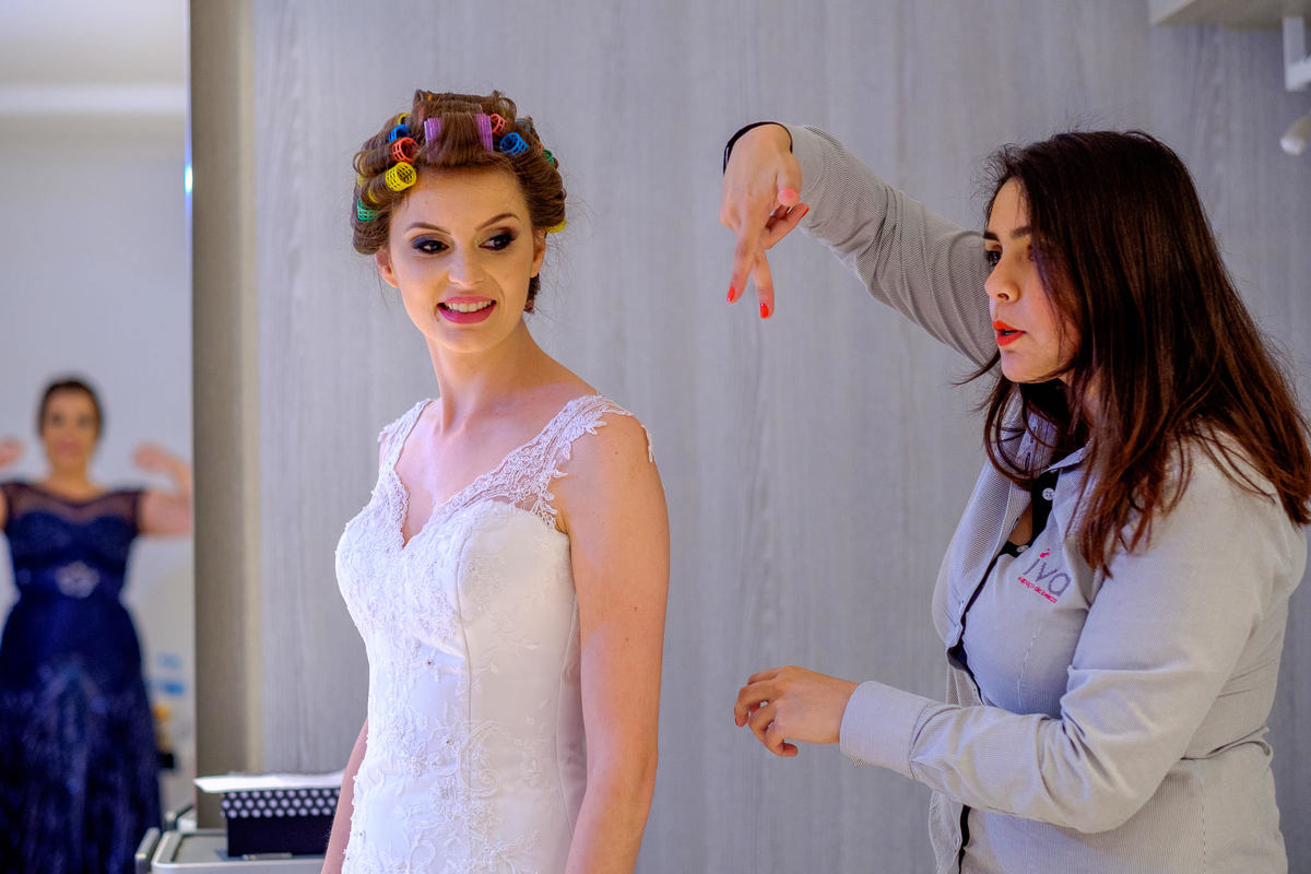 noiva colocando o vestido, Casamento da Fernanda e do André, por Vinícius Vogel Fotógrafo de Casamento em Porto Alegre, Bento Gonçalves, Caxias do Sul, Gramado, Canela, Curitiba, São Paulo, Rio de Janeiro, Casando na Serra, Case em Bento