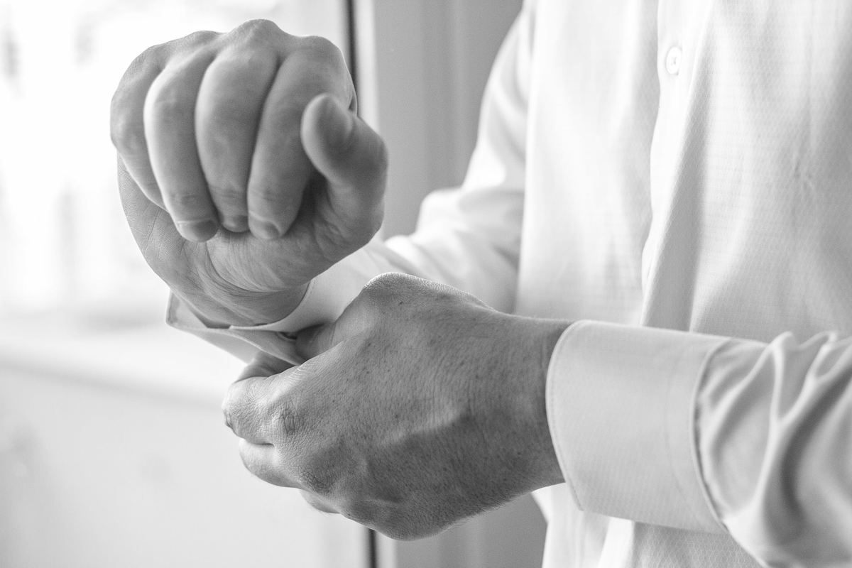 Noivo ajustando o terno, Casamento da Fernanda e do André, por Vinícius Vogel Fotógrafo de Casamento em Porto Alegre, Bento Gonçalves, Caxias do Sul, Gramado, Canela, Curitiba, São Paulo, Rio de Janeiro, Casando na Serra, Case em Bento