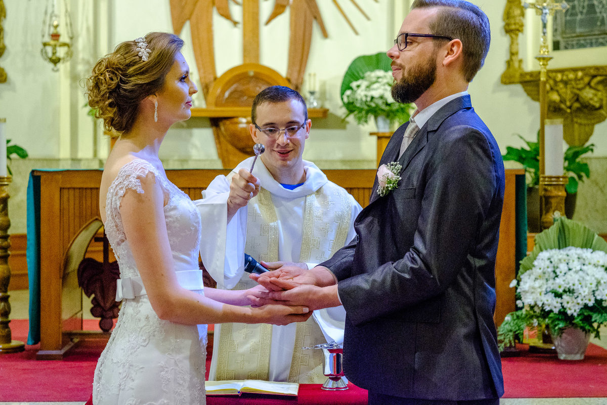bênção das alianças, Casamento da Fernanda e do André, por Vinícius Vogel Fotógrafo de Casamento em Porto Alegre, Bento Gonçalves, Caxias do Sul, Gramado, Canela, Curitiba, São Paulo, Rio de Janeiro, Casando na Serra, Case em Bento