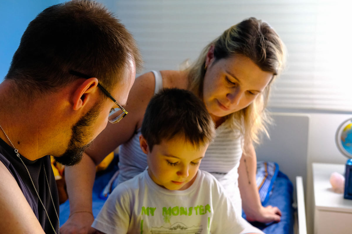 Um Dia na Vida, ensaio documental de família da Cami, Luiz, Vitor e Théo, por Vinícius Vogel, fotógrafo em Porto Alegre, Vale dos Sinos, Canela, Gramado, Serra Gaúcha, São Paulo, Rio de Janeiro, Curitiba, Lisboa, Cascais, Vitor lendo