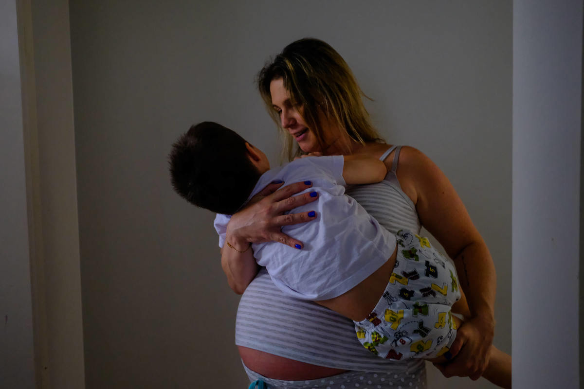 Um Dia na Vida, ensaio documental de família da Cami, Luiz, Vitor e Théo, por Vinícius Vogel, fotógrafo em Porto Alegre, Vale dos Sinos, Canela, Gramado, Serra Gaúcha, São Paulo, Rio de Janeiro, Curitiba, Lisboa, Cascais, afago