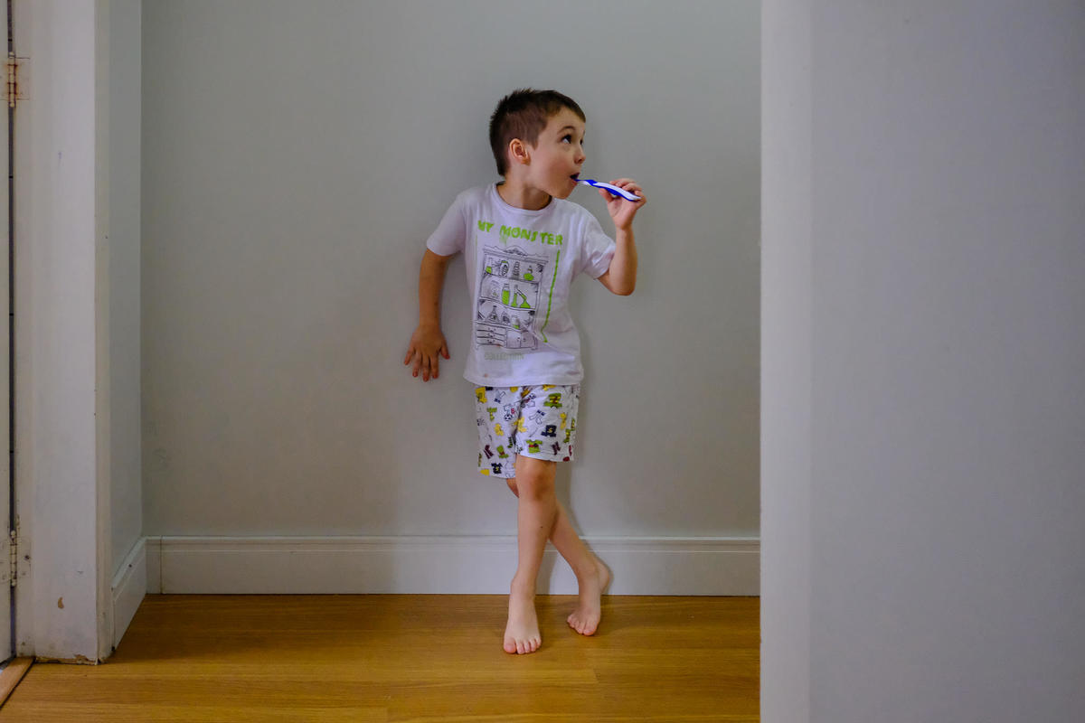 Um Dia na Vida, ensaio documental de família da Cami, Luiz, Vitor e Théo, por Vinícius Vogel, fotógrafo em Porto Alegre, Vale dos Sinos, Canela, Gramado, Serra Gaúcha, São Paulo, Rio de Janeiro, Curitiba, Lisboa, Cascais, fazendo manha