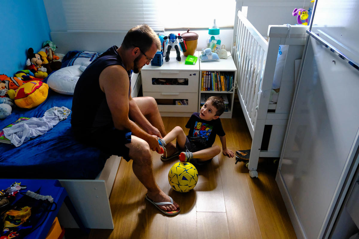 Um Dia na Vida, ensaio documental de família da Cami, Luiz, Vitor e Théo, por Vinícius Vogel, fotógrafo em Porto Alegre, Vale dos Sinos, Canela, Gramado, Serra Gaúcha, São Paulo, Rio de Janeiro, Curitiba, Lisboa, Cascais, brincando de bola