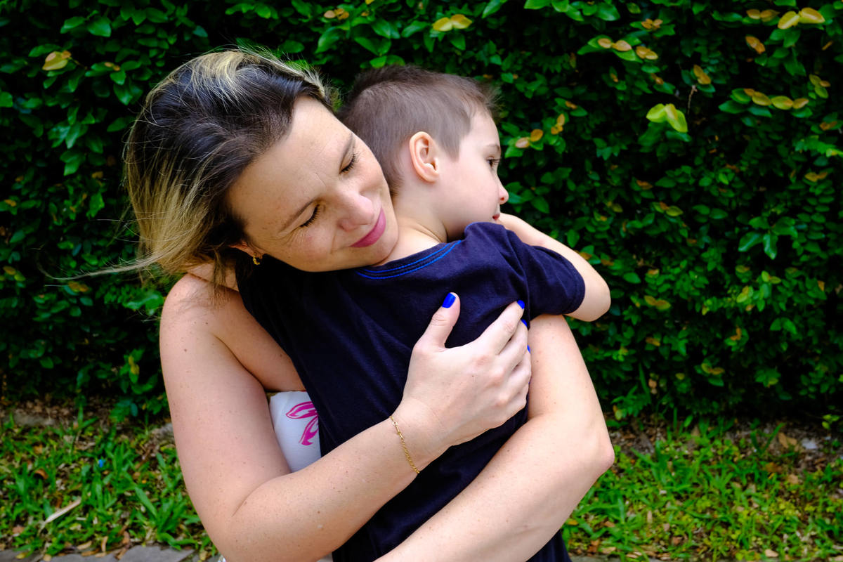 Um Dia na Vida, ensaio documental de família da Cami, Luiz, Vitor e Théo, por Vinícius Vogel, fotógrafo em Porto Alegre, Vale dos Sinos, Canela, Gramado, Serra Gaúcha, São Paulo, Rio de Janeiro, Curitiba, Lisboa, Cascais, abraço da mãe
